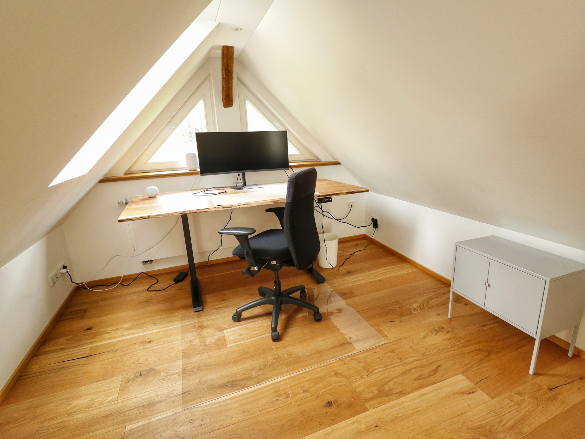 Arbeitszimmer der Lodge unterm Dach mit Schreibtisch und Monitor