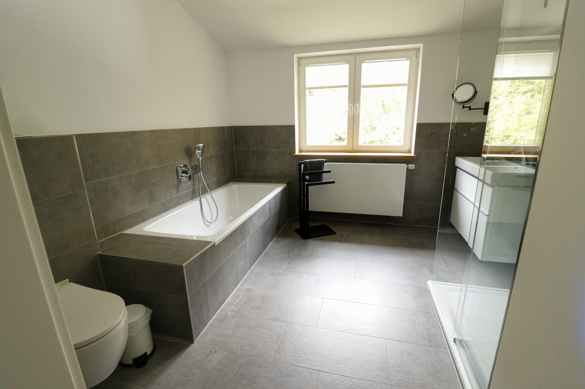 Badezimmer der Lodge mit Badewanne, Waschtisch und Fenster