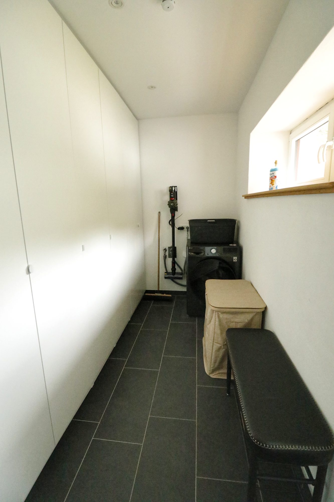 Eingangsbereich der Lodge mit Garderobe, Sitzbank und Blick ins Esszimmer