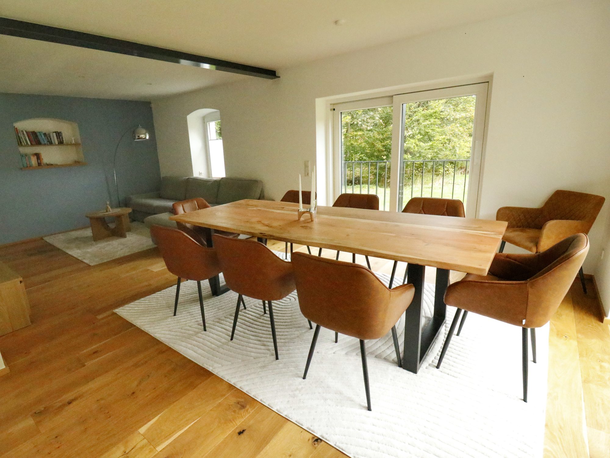 Essbereich der Lodge mit großem Holztisch und braunen Stühlen