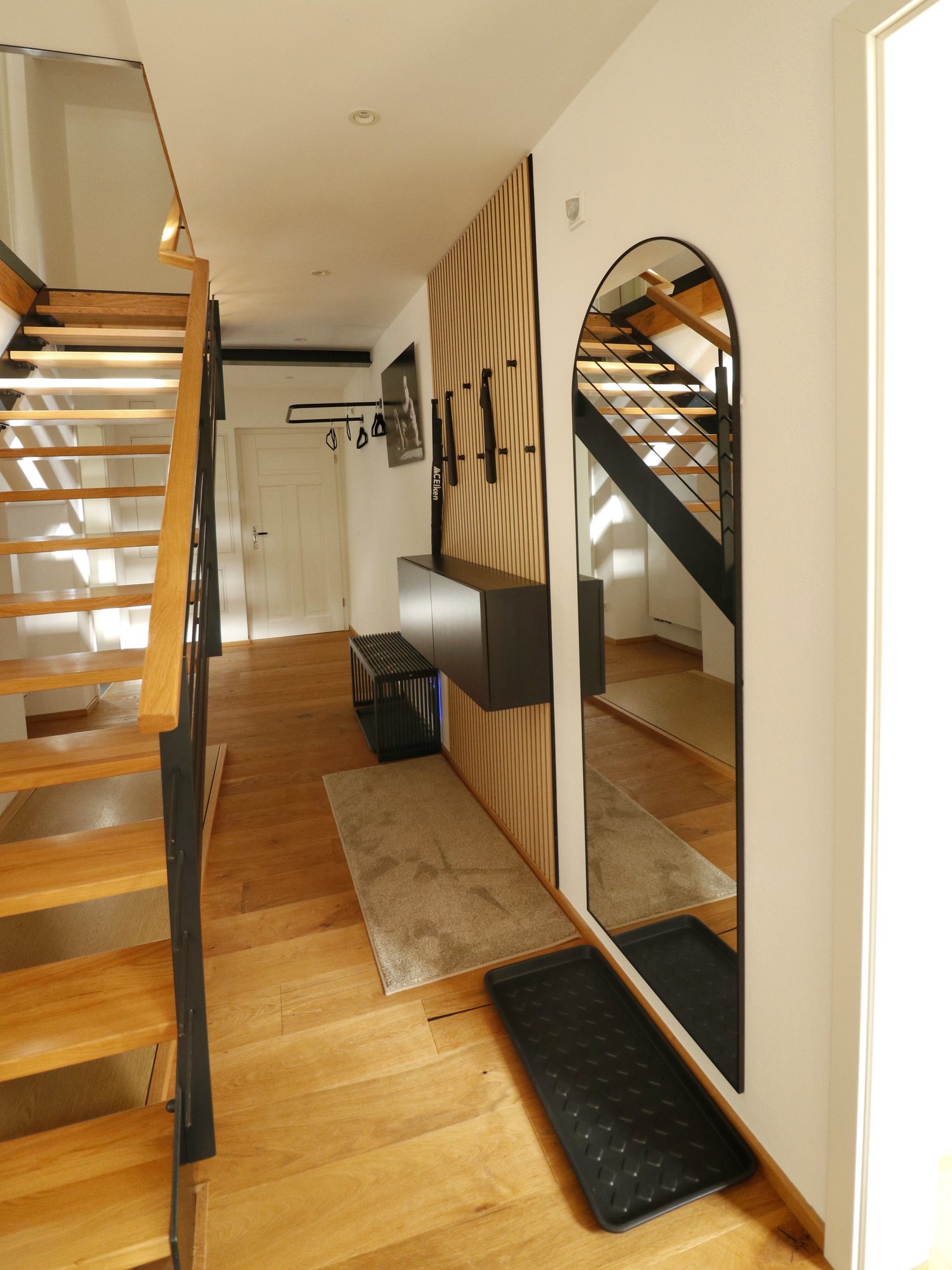 Treppe der Lodge mit Spiegeln, Garderobe und Blick ins Esszimmer