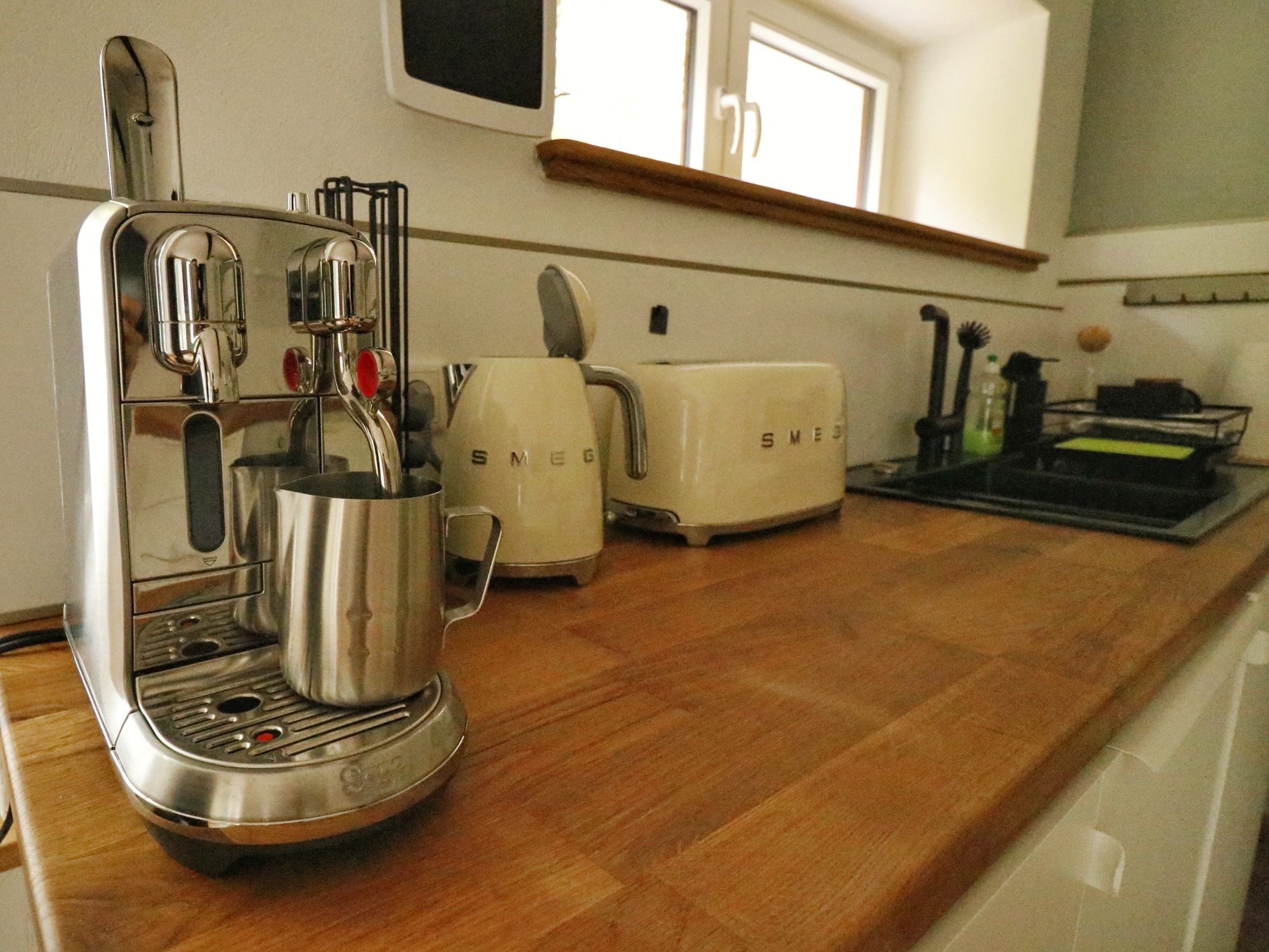 Siebträgermaschine und Toaster auf der Arbeitsplatte der Lodge
