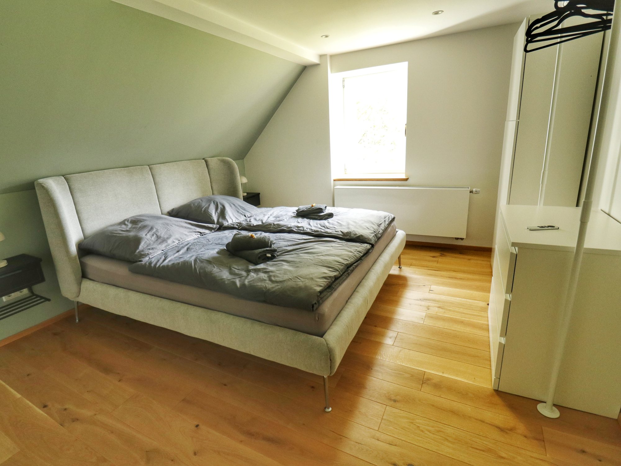 Schlafzimmer unterm Dach der Lodge mit Doppelbett und Dachfenster
