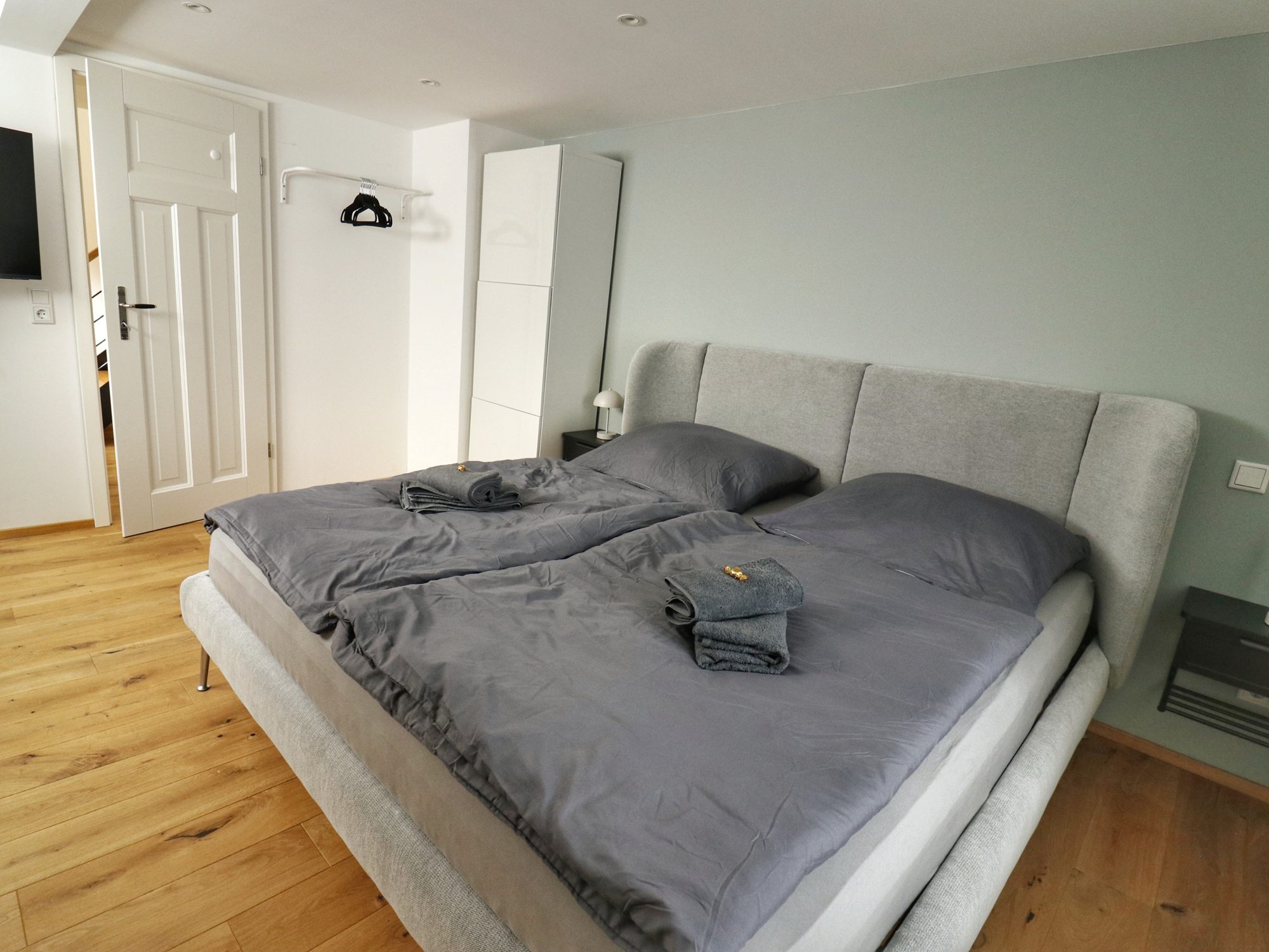 Schlafzimmer der Lodge mit Doppelbett unter der Dachschräge
