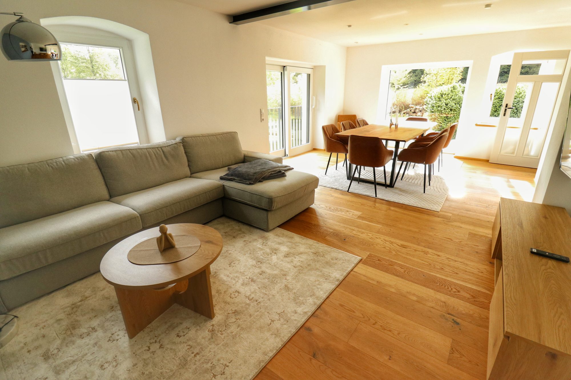Wohnzimmer der Lodge mit Sofa, Couchtisch und Blick zum Essbereich